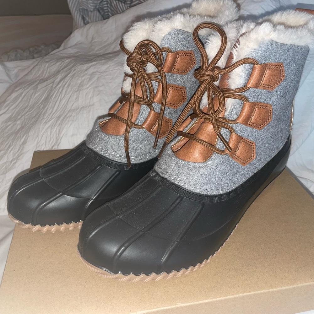 Size 10 Winter boot faux fur lined. Maurice’s brand. Only worn once like new